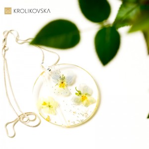 Naszyjnik srebrny z prawdziwymi bratkami.