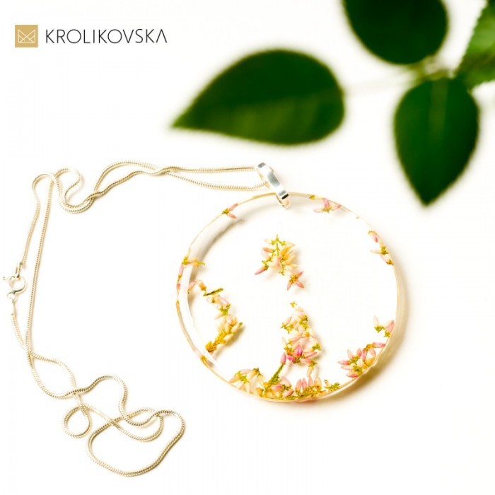 Delikatny naszyjnik z kwitami wrzosu.