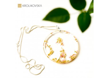 Delikatny naszyjnik z kwitami wrzosu.