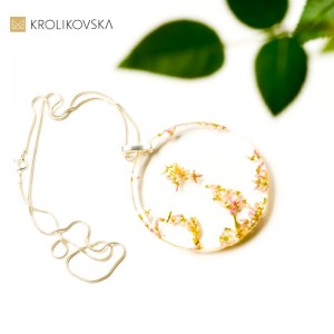 Delikatny naszyjnik z kwitami wrzosu.