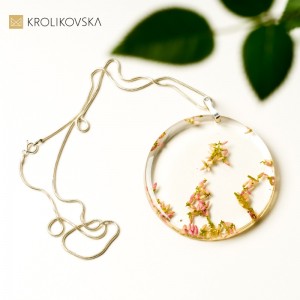 Delikatny naszyjnik z kwitami wrzosu.