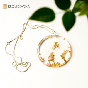 Delikatny naszyjnik z kwitami wrzosu.