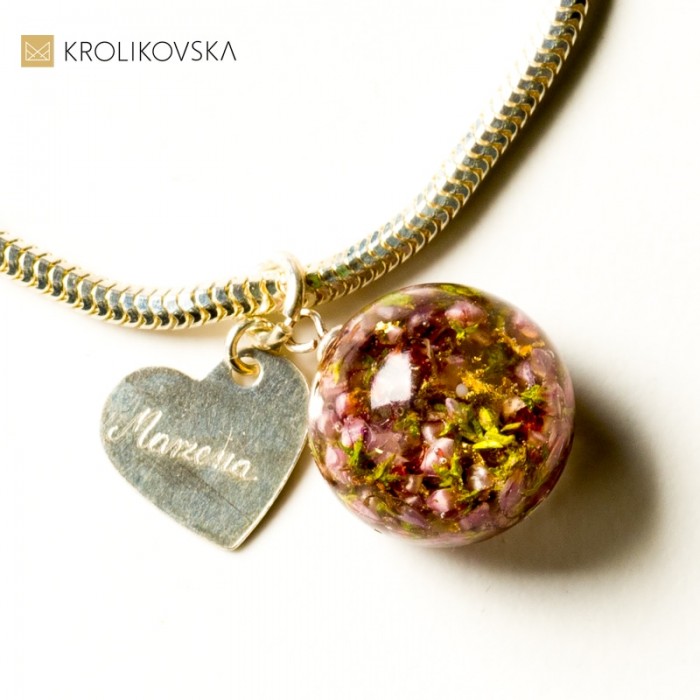 Bransoletka z grawerem, wrzosem w kuleczce.