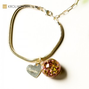 Bransoletka z grawerem, wrzosem w kuleczce.