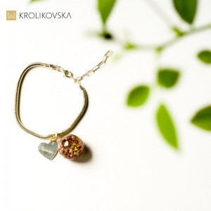 Bransoletka z grawerem, wrzosem w kuleczce.