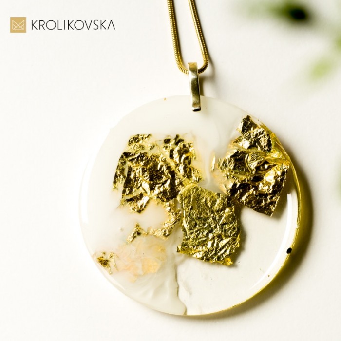 Prezent, naszyjnik do białej sukienki.