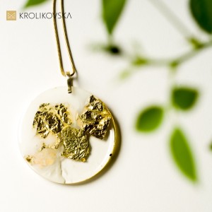 Prezent, naszyjnik do białej sukienki.