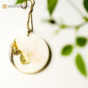 Prezent, naszyjnik do białej sukienki.