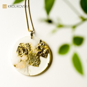 Prezent, naszyjnik do białej sukienki.