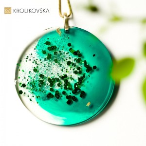 Długi naszyjnik do sukienki.