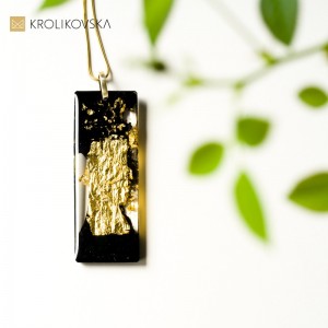 Czarny naszyjnik do sukienki.