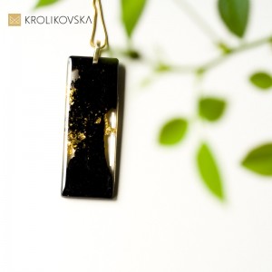 Czarny naszyjnik do sukienki.