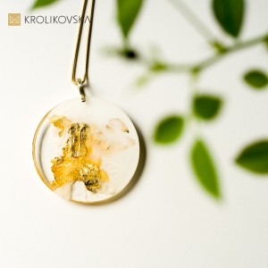 Duży naszyjnik do sukienki.