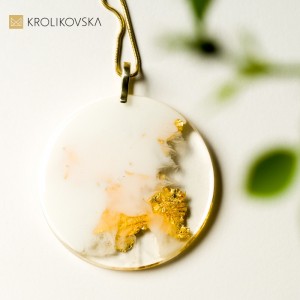 Duży naszyjnik do sukienki.