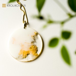 Duży naszyjnik do sukienki.