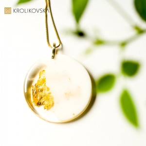 Nowoczesna biżuteria artystyczna, biały naszyjnik.