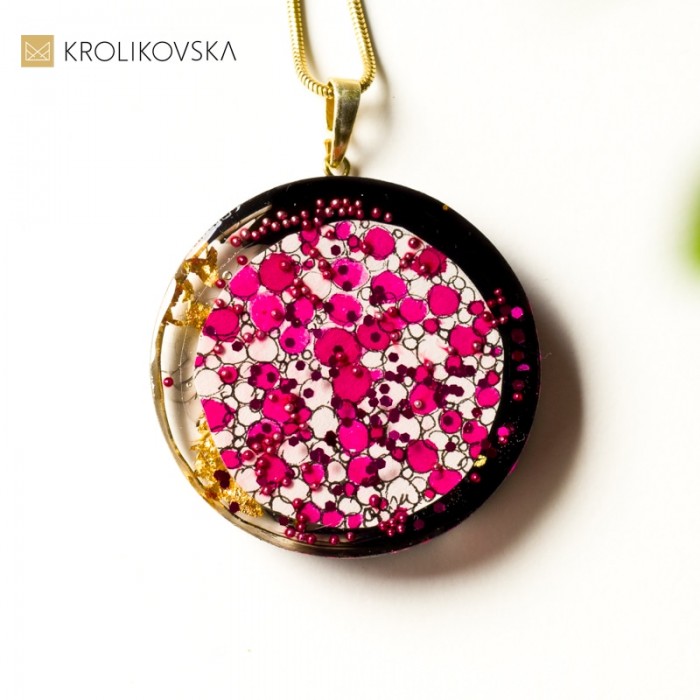 Unikatowy naszyjnik z magiczną grafiką.