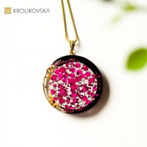 Unikatowy naszyjnik z magiczną grafiką.