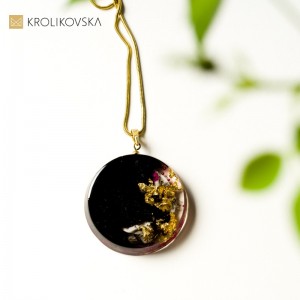 Unikatowy naszyjnik z magiczną grafiką.