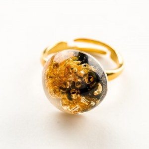 Elegancki pierścionek ręcznie robiony pozłacany z czarno – złotym oczkiem 2