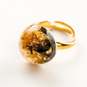 Elegancki pierścionek ręcznie robiony pozłacany z czarno – złotym oczkiem