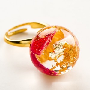 Pierścionek artystyczny pozłacany złoto-czerwony z czerwonymi płatkami róży  5