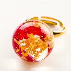 Pierścionek artystyczny pozłacany złoto-czerwony z czerwonymi płatkami róży