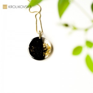 Biżuteria z żywicy- czarno złoty naszyjnik.