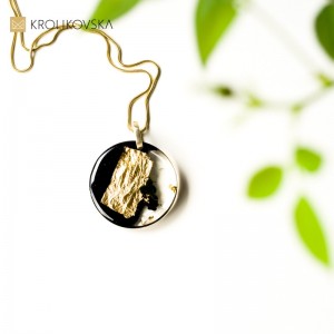 Biżuteria do czerwonej sukienki, elegancki naszyjnik.