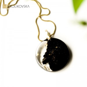 Biżuteria do czerwonej sukienki, elegancki naszyjnik.