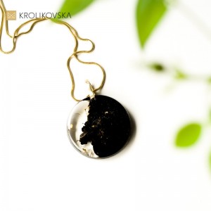 Biżuteria do czerwonej sukienki, elegancki naszyjnik.