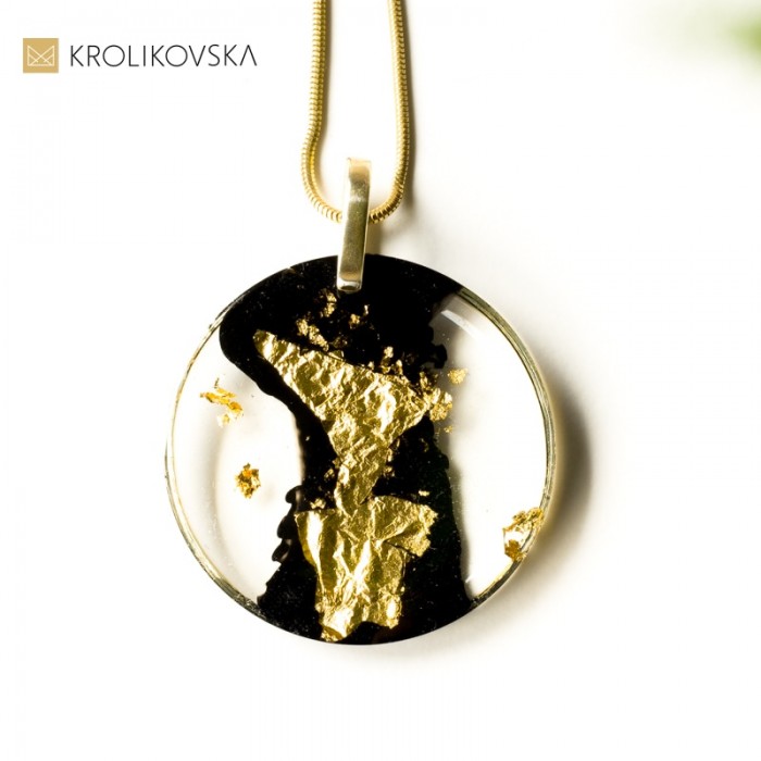 Biżuteria do czarnej sukienki, elegancki naszyjnik.