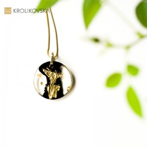 Biżuteria do czarnej sukienki, elegancki naszyjnik.