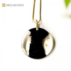 Biżuteria do czarnej sukienki, elegancki naszyjnik.