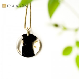 Biżuteria do czarnej sukienki, elegancki naszyjnik.