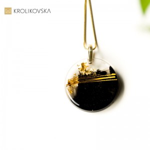 Modny naszyjnik czarno złoty.