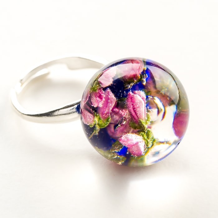 Pierścionek ręcznie robiony z niebieskim oczkiem i różowymi prawdziwymi kwiatuszkami 2