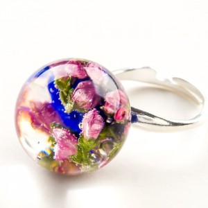 Pierścionek ręcznie robiony z niebieskim oczkiem i różowymi prawdziwymi kwiatuszkami 3
