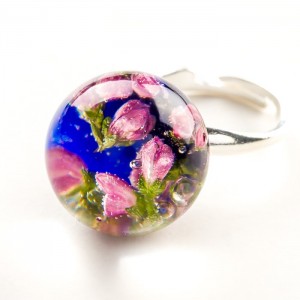 Pierścionek ręcznie robiony z niebieskim oczkiem i różowymi prawdziwymi kwiatuszkami 1