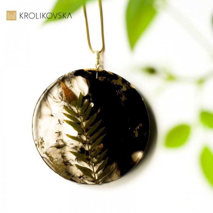 Naszyjnik złoty z zawieszką.