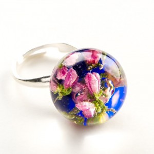Pierścionek ręcznie robiony z niebieskim oczkiem i różowymi prawdziwymi kwiatuszkami ccdf