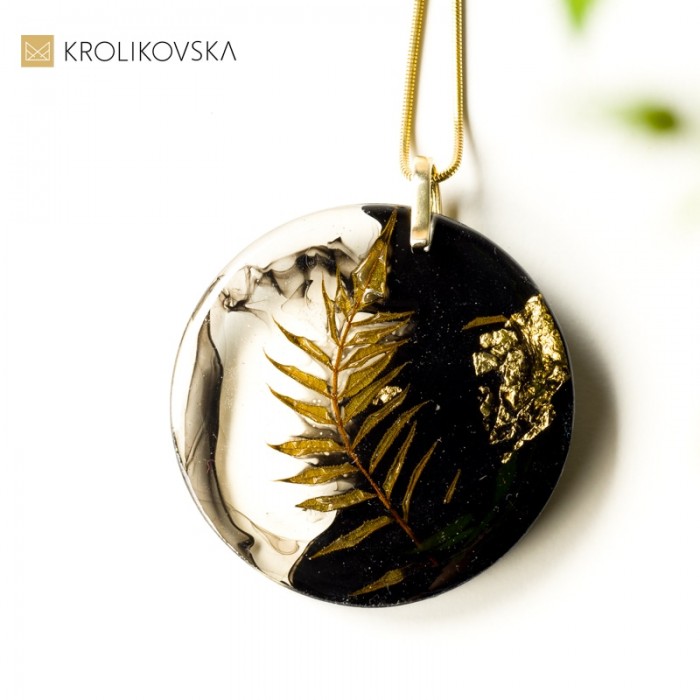 Prezent złota zawieszka kółko z rośliną.