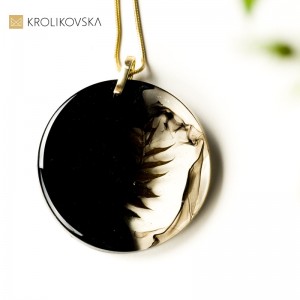 Prezent złota zawieszka kółko z rośliną.