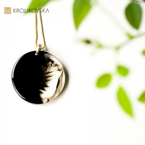 Prezent złota zawieszka kółko z rośliną.