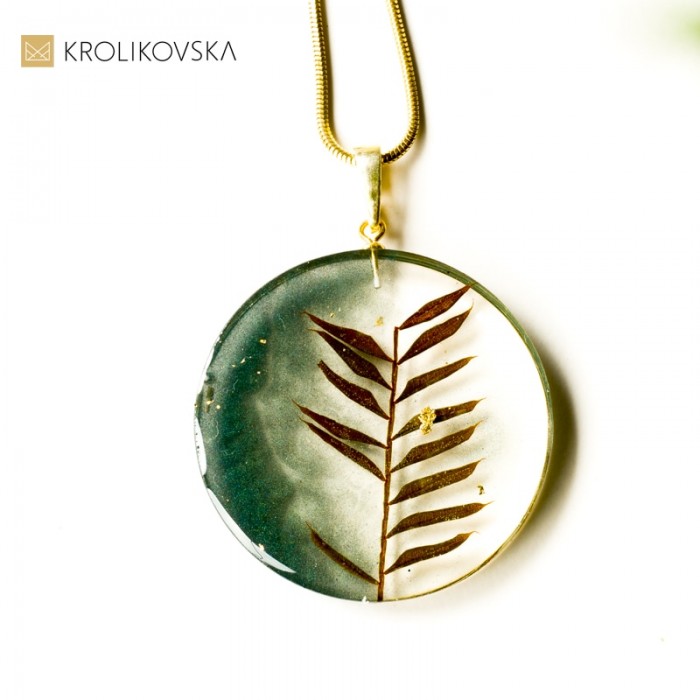 Naszyjnik zielony z listkami.