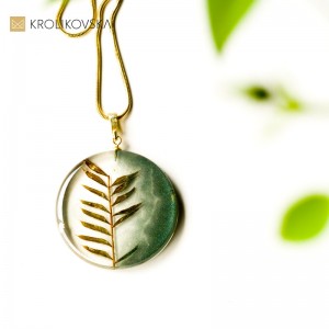 Naszyjnik zielony z listkami.