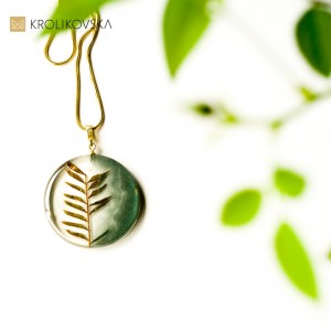 Naszyjnik zielony z listkami.