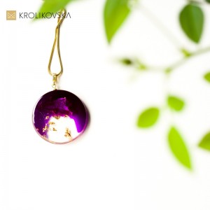 Prezent pozłacany fioletowy naszyjnik.