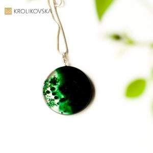 Prezent zielone koło w srebrnym naszyjniku.