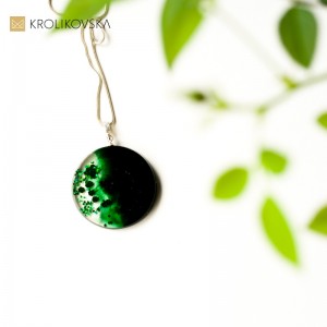 Prezent zielone koło w srebrnym naszyjniku.